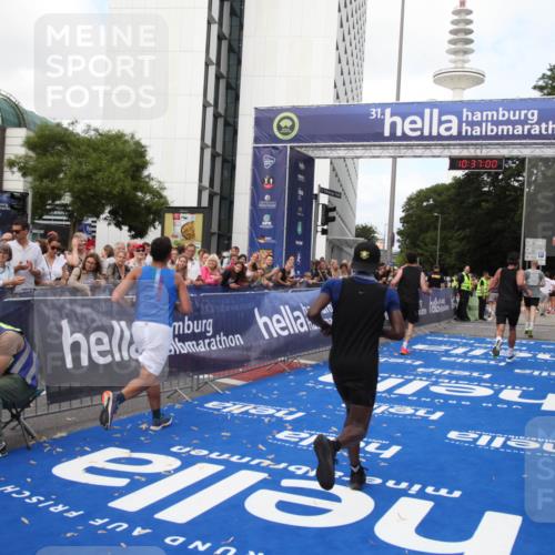 29.06.2025 - hella hamburg halbmarathon Michael Strokosch http://msf.ph/oto/8172930 29.06.2025 10:36:59 Ziel 3959, 5307, 7310, 11620, 13141, 14691, 18384 meine-sportfotos.de