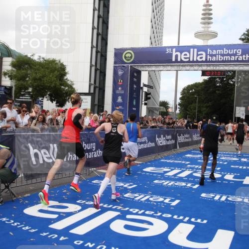 29.06.2025 - hella hamburg halbmarathon Michael Strokosch http://msf.ph/oto/8172974 29.06.2025 10:37:00 Ziel 3959, 5307, 5315, 7310, 11620, 13141, 14691, 18384 meine-sportfotos.de