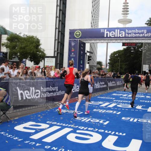 29.06.2025 - hella hamburg halbmarathon Michael Strokosch http://msf.ph/oto/8173018 29.06.2025 10:37:00 Ziel 3959, 5307, 5315, 7310, 11620, 13141, 14691, 18384 meine-sportfotos.de