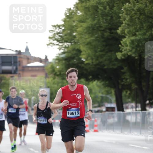29.06.2025 - hella hamburg halbmarathon Jannik Wohlers http://msf.ph/oto/8173057 29.06.2025 09:42:06 Lombardsbrücke 2618, 10468, 13872, 13913, 14113, 15253, 16615, 18569 meine-sportfotos.de