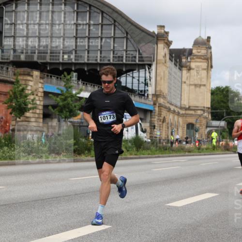 29.06.2025 - hella hamburg halbmarathon Yannick Fuchs http://msf.ph/oto/8173069 29.06.2025 10:25:17 20KM 2689, 3189, 5308, 8190, 8323, 9634, 10173, 10270, 12049, 12691, 15253, 15507, 16713, 17768 meine-sportfotos.de