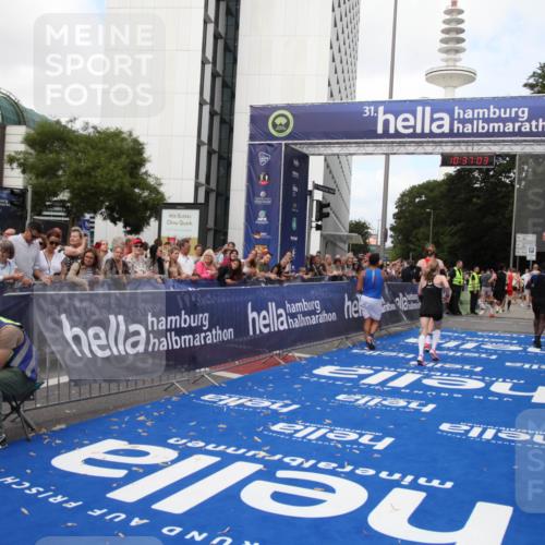 29.06.2025 - hella hamburg halbmarathon Michael Strokosch http://msf.ph/oto/8173140 29.06.2025 10:37:02 Ziel 1385, 1411, 3959, 5307, 5315, 11620, 14691, 15261, 17024, 17125, 18384 meine-sportfotos.de