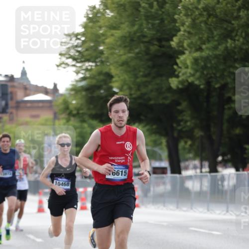 29.06.2025 - hella hamburg halbmarathon Jannik Wohlers http://msf.ph/oto/8173146 29.06.2025 09:42:06 Lombardsbrücke 2618, 10468, 13872, 13913, 14113, 15253, 16615, 18569 meine-sportfotos.de
