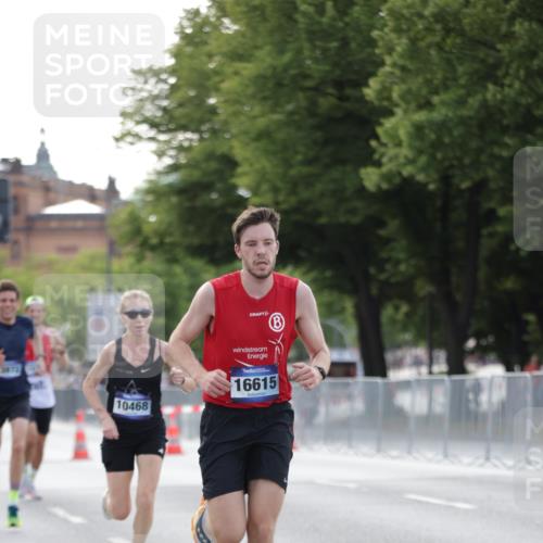 29.06.2025 - hella hamburg halbmarathon Jannik Wohlers http://msf.ph/oto/8173165 29.06.2025 09:42:06 Lombardsbrücke 2618, 10468, 13872, 13913, 14113, 15253, 16615, 18569 meine-sportfotos.de