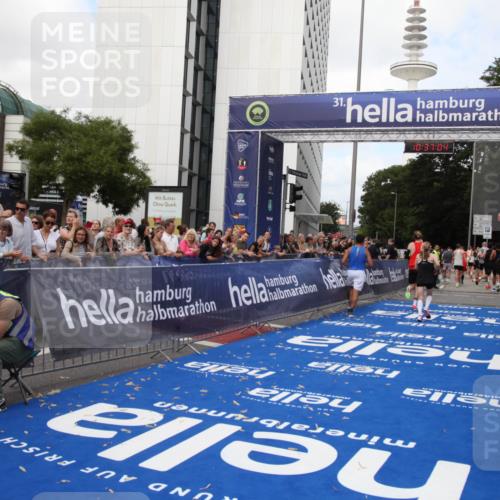 29.06.2025 - hella hamburg halbmarathon Michael Strokosch http://msf.ph/oto/8173193 29.06.2025 10:37:02 Ziel 1385, 1411, 3959, 5307, 5315, 11620, 14691, 15261, 17024, 17125, 18384 meine-sportfotos.de