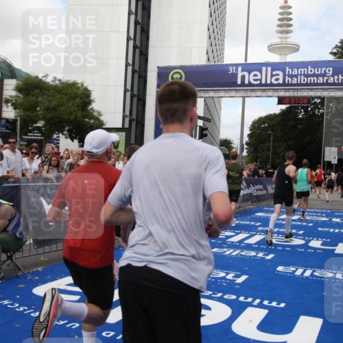 29.06.2025 - hella hamburg halbmarathon Michael Strokosch http://msf.ph/oto/8173222 29.06.2025 10:37:07 Ziel 1385, 1411, 5315, 6123, 6458, 7482, 10738, 11120, 15261, 15410, 16992, 17024, 17125, 17658 meine-sportfotos.de