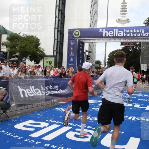 29.06.2025 - hella hamburg halbmarathon Michael Strokosch http://msf.ph/oto/8173240 29.06.2025 10:37:07 Ziel 1385, 1411, 5315, 6123, 6458, 7482, 10738, 11120, 15261, 15410, 16992, 17024, 17125, 17658 meine-sportfotos.de