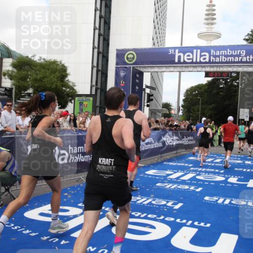 29.06.2025 - hella hamburg halbmarathon Michael Strokosch http://msf.ph/oto/8173331 29.06.2025 10:37:09 Ziel 1385, 1411, 5315, 5923, 6123, 6458, 7482, 9178, 10738, 11120, 15261, 15410, 16992, 17024, 17125, 17658 meine-sportfotos.de