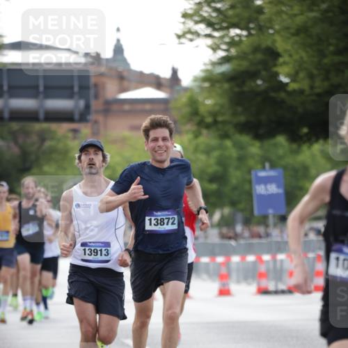 29.06.2025 - hella hamburg halbmarathon Jannik Wohlers http://msf.ph/oto/8173406 29.06.2025 09:42:08 Lombardsbrücke 2618, 10468, 11078, 13872, 13913, 14113, 15253, 16615, 18569 meine-sportfotos.de