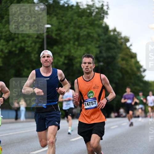 29.06.2025 - hella hamburg halbmarathon Dr. Thomas Lammeyer http://msf.ph/oto/8173433 29.06.2025 09:46:26 Kennedybrücke 1271, 6090, 7380, 9097, 9565, 9767, 10867 meine-sportfotos.de
