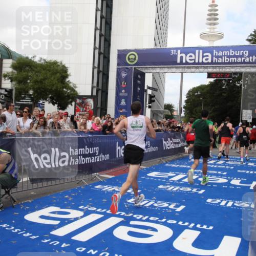 29.06.2025 - hella hamburg halbmarathon Michael Strokosch http://msf.ph/oto/8173436 29.06.2025 10:37:11 Ziel 5923, 6123, 6458, 7482, 8362, 9178, 10738, 11120, 11423, 13972, 15261, 15410, 16992, 17024, 17125, 17658 meine-sportfotos.de