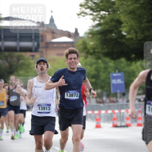 29.06.2025 - hella hamburg halbmarathon Jannik Wohlers http://msf.ph/oto/8173440 29.06.2025 09:42:09 Lombardsbrücke 2618, 10468, 11078, 13872, 13913, 14113, 15253, 16615, 18569 meine-sportfotos.de