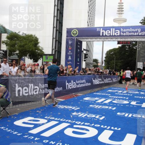 29.06.2025 - hella hamburg halbmarathon Michael Strokosch http://msf.ph/oto/8173521 29.06.2025 10:37:14 Ziel 4860, 5923, 7482, 8362, 9178, 10190, 11423, 13972, 15178, 17137, 17658, 17726 meine-sportfotos.de