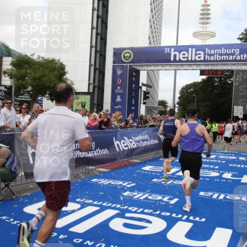 29.06.2025 - hella hamburg halbmarathon Michael Strokosch http://msf.ph/oto/8173572 29.06.2025 10:37:16 Ziel 4860, 5923, 7482, 8362, 9178, 10190, 11423, 13972, 15178, 17137, 17726 meine-sportfotos.de