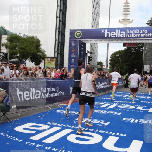 29.06.2025 - hella hamburg halbmarathon Michael Strokosch http://msf.ph/oto/8173602 29.06.2025 10:37:18 Ziel 4860, 5003, 5923, 8362, 10190, 11423, 12900, 13972, 15178, 17137, 17726 meine-sportfotos.de