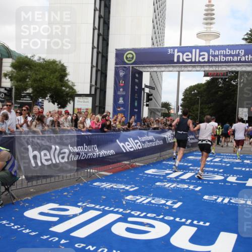 29.06.2025 - hella hamburg halbmarathon Michael Strokosch http://msf.ph/oto/8173636 29.06.2025 10:37:19 Ziel 4860, 5003, 8362, 10190, 11423, 12900, 13972, 15178, 17137, 17726 meine-sportfotos.de