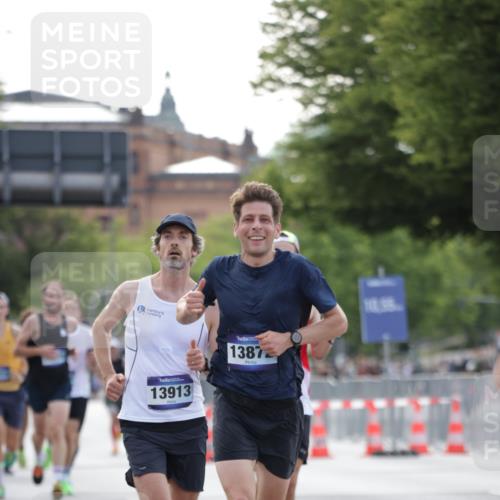 29.06.2025 - hella hamburg halbmarathon Jannik Wohlers http://msf.ph/oto/8173644 29.06.2025 09:42:09 Lombardsbrücke 2618, 10468, 11078, 13872, 13913, 14113, 15253, 16615, 18569 meine-sportfotos.de