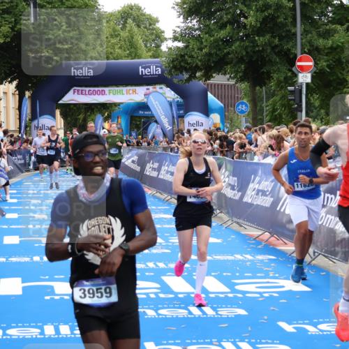 29.06.2025 - hella hamburg halbmarathon Zöllner http://msf.ph/oto/8173665 29.06.2025 10:37:02 Ziel 1385, 1411, 3959, 5307, 5315, 6123, 11620, 14691, 15261, 17024, 17125 meine-sportfotos.de