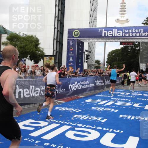 29.06.2025 - hella hamburg halbmarathon Michael Strokosch http://msf.ph/oto/8173733 29.06.2025 10:37:24 Ziel 5003, 12739, 12900, 13854, 14387, 14459, 15888, 17306, 18824 meine-sportfotos.de