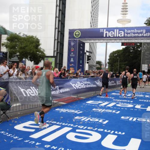 29.06.2025 - hella hamburg halbmarathon Michael Strokosch http://msf.ph/oto/8173790 29.06.2025 10:37:27 Ziel 2767, 9017, 12739, 13372, 13854, 14387, 14459, 15888, 17306, 18159, 18723, 18824 meine-sportfotos.de