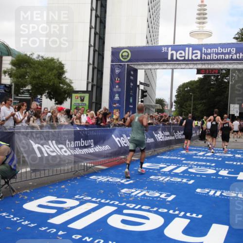29.06.2025 - hella hamburg halbmarathon Michael Strokosch http://msf.ph/oto/8173821 29.06.2025 10:37:28 Ziel 2767, 9017, 12739, 13372, 13854, 14387, 14459, 15888, 17306, 18159, 18723, 18824 meine-sportfotos.de