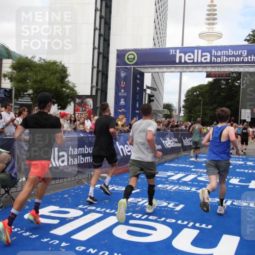 29.06.2025 - hella hamburg halbmarathon Michael Strokosch http://msf.ph/oto/8173842 29.06.2025 10:37:29 Ziel 2767, 6047, 9017, 12739, 13372, 13854, 14387, 14459, 15888, 17306, 18159, 18723, 18824 meine-sportfotos.de