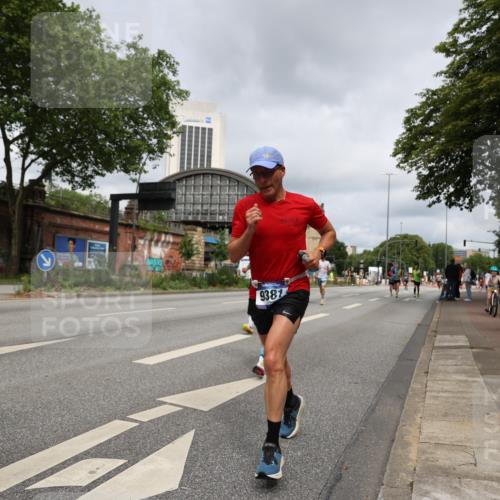 29.06.2025 - hella hamburg halbmarathon Yannick Fuchs http://msf.ph/oto/8173857 29.06.2025 10:25:48 20KM 2460, 2851, 3379, 3845, 5826, 7055, 7481, 7880, 8318, 9381, 11413, 13754, 16508, 17322, 18177, 18235, 18871 meine-sportfotos.de