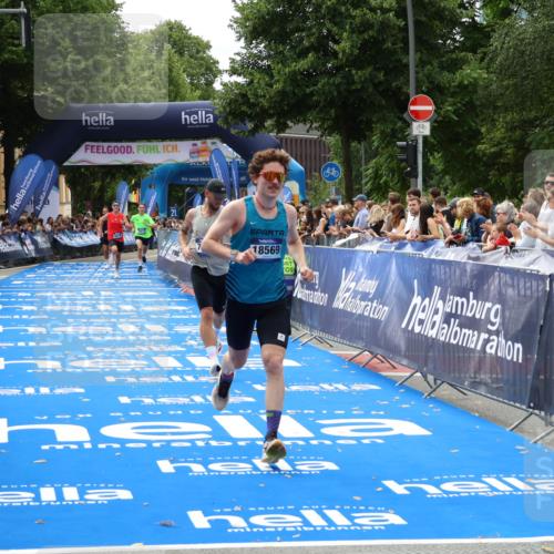 29.06.2025 - hella hamburg halbmarathon Zöllner http://msf.ph/oto/8173894 29.06.2025 10:24:18 Ziel 5612, 6816, 7331, 18569 meine-sportfotos.de