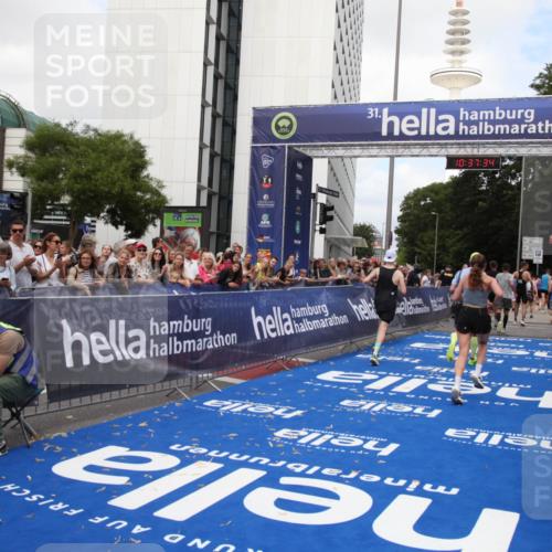 29.06.2025 - hella hamburg halbmarathon Michael Strokosch http://msf.ph/oto/8173919 29.06.2025 10:37:33 Ziel 1290, 2767, 5042, 5791, 6047, 7831, 9017, 9914, 10451, 13372, 15888, 17306, 18159, 18723 meine-sportfotos.de