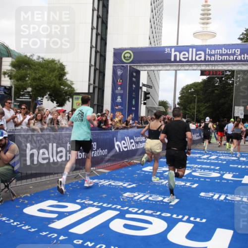 29.06.2025 - hella hamburg halbmarathon Michael Strokosch http://msf.ph/oto/8173935 29.06.2025 10:37:34 Ziel 1290, 2767, 5042, 5791, 6047, 7831, 9017, 9914, 10451, 13372, 18159, 18723 meine-sportfotos.de