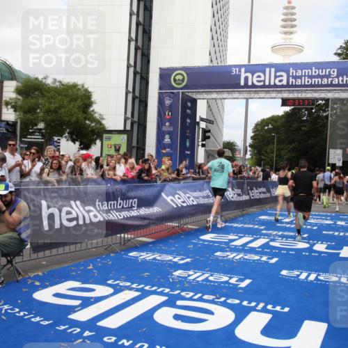 29.06.2025 - hella hamburg halbmarathon Michael Strokosch http://msf.ph/oto/8173947 29.06.2025 10:37:35 Ziel 1290, 2767, 5042, 5791, 6047, 7831, 9017, 9914, 10451, 13372 meine-sportfotos.de