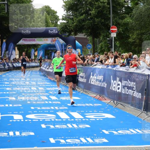 29.06.2025 - hella hamburg halbmarathon Zöllner http://msf.ph/oto/8173967 29.06.2025 10:24:21 Ziel 5612, 6816, 18695 meine-sportfotos.de