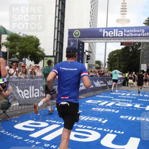 29.06.2025 - hella hamburg halbmarathon Michael Strokosch http://msf.ph/oto/8174011 29.06.2025 10:37:37 Ziel 1290, 5042, 5791, 6047, 7831, 9914, 10451, 10922, 11106, 18193, 18216 meine-sportfotos.de
