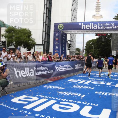 29.06.2025 - hella hamburg halbmarathon Michael Strokosch http://msf.ph/oto/8174039 29.06.2025 10:37:39 Ziel 1290, 5042, 5791, 7831, 9914, 10451, 10922, 11106, 18193, 18216 meine-sportfotos.de