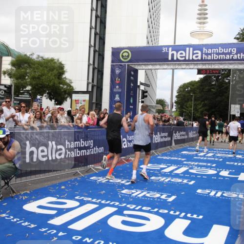 29.06.2025 - hella hamburg halbmarathon Michael Strokosch http://msf.ph/oto/8174063 29.06.2025 10:37:43 Ziel 1505, 10922, 11106, 14934, 18193, 18216 meine-sportfotos.de