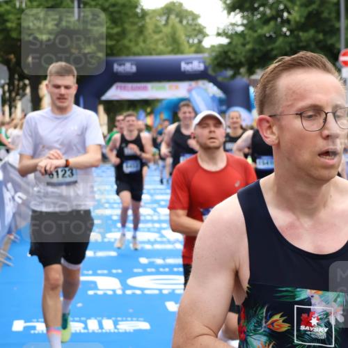 29.06.2025 - hella hamburg halbmarathon Zöllner http://msf.ph/oto/8174154 29.06.2025 10:37:10 Ziel 5923, 6123, 6458, 7482, 8362, 9178, 10738, 11120, 11423, 13972, 15261, 15410, 16992, 17024, 17125, 17658 meine-sportfotos.de