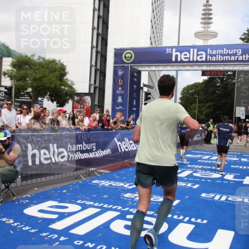 29.06.2025 - hella hamburg halbmarathon Michael Strokosch http://msf.ph/oto/8174197 29.06.2025 10:37:50 Ziel 1505, 1615, 2196, 2404, 9171, 13148, 13595, 18276, 18277 meine-sportfotos.de