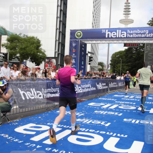 29.06.2025 - hella hamburg halbmarathon Michael Strokosch http://msf.ph/oto/8174223 29.06.2025 10:37:52 Ziel 1615, 2196, 2404, 9171, 13148, 13595, 18276, 18277, 18529 meine-sportfotos.de