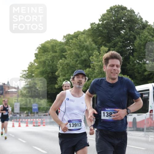 29.06.2025 - hella hamburg halbmarathon Jannik Wohlers http://msf.ph/oto/8174267 29.06.2025 09:42:12 Lombardsbrücke 2618, 9269, 10468, 11078, 13872, 13913, 15253, 16615, 17614, 19041, 19042, 19050, 19078 meine-sportfotos.de