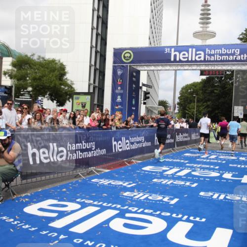 29.06.2025 - hella hamburg halbmarathon Michael Strokosch http://msf.ph/oto/8174268 29.06.2025 10:37:55 Ziel 2196, 2404, 3480, 9171, 13148, 18103, 18276, 18277, 18529 meine-sportfotos.de