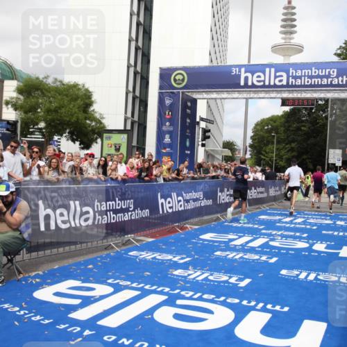 29.06.2025 - hella hamburg halbmarathon Michael Strokosch http://msf.ph/oto/8174286 29.06.2025 10:37:56 Ziel 2196, 2404, 3480, 3530, 9171, 13148, 18103, 18276, 18277, 18529 meine-sportfotos.de
