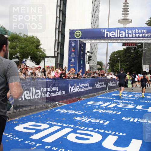 29.06.2025 - hella hamburg halbmarathon Michael Strokosch http://msf.ph/oto/8174328 29.06.2025 10:37:59 Ziel 3480, 3530, 7229, 9643, 10793, 13900, 15303, 18103, 18529 meine-sportfotos.de