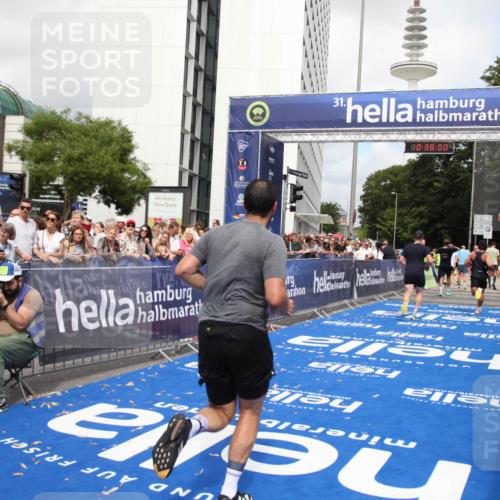 29.06.2025 - hella hamburg halbmarathon Michael Strokosch http://msf.ph/oto/8174339 29.06.2025 10:37:59 Ziel 3480, 3530, 7229, 9643, 10793, 13900, 15303, 18103, 18529 meine-sportfotos.de