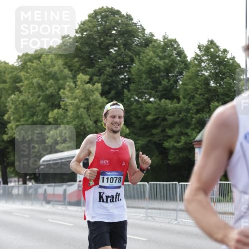 29.06.2025 - hella hamburg halbmarathon Jannik Wohlers http://msf.ph/oto/8174379 29.06.2025 09:42:13 Lombardsbrücke 2618, 9269, 10468, 11078, 12360, 13872, 13913, 14836, 15253, 16615, 17614, 19041, 19042, 19050, 19078 meine-sportfotos.de