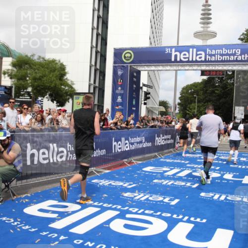 29.06.2025 - hella hamburg halbmarathon Michael Strokosch http://msf.ph/oto/8174407 29.06.2025 10:38:04 Ziel 3480, 3530, 7229, 8091, 9643, 9944, 10793, 11049, 11952, 12915, 13900, 14274, 15303, 16698 meine-sportfotos.de