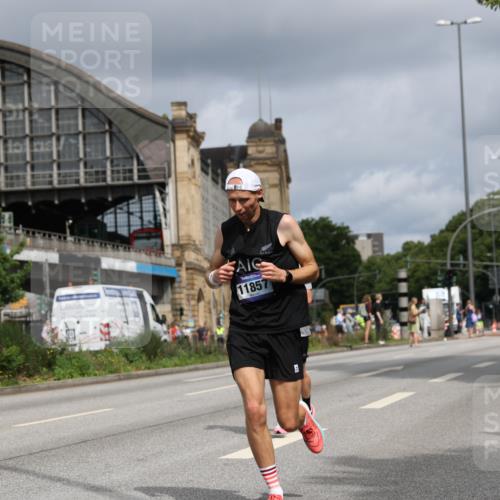 29.06.2025 - hella hamburg halbmarathon Yannick Fuchs http://msf.ph/oto/8174423 29.06.2025 10:26:10 20KM 3201, 5826, 7880, 9508, 10017, 10298, 10929, 11857, 12232, 12681, 13754, 14548, 15835, 16508, 19118 meine-sportfotos.de