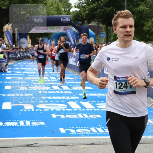 29.06.2025 - hella hamburg halbmarathon Zöllner http://msf.ph/oto/8174426 29.06.2025 10:24:55 Ziel 1241, 1271, 7142, 11678, 13872, 14836, 16361, 17752 meine-sportfotos.de