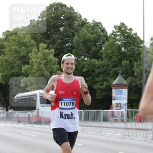 29.06.2025 - hella hamburg halbmarathon Jannik Wohlers http://msf.ph/oto/8174455 29.06.2025 09:42:13 Lombardsbrücke 2618, 9269, 10468, 11078, 12360, 13872, 13913, 14836, 15253, 16615, 17614, 19041, 19042, 19050, 19078 meine-sportfotos.de
