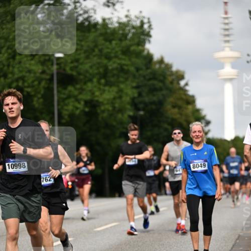 29.06.2025 - hella hamburg halbmarathon Dr. Thomas Lammeyer http://msf.ph/oto/8174500 29.06.2025 10:10:02 Kennedybrücke 1229, 1842, 2288, 3062, 3461, 4169, 5762, 7138, 7302, 7741, 8049, 8894, 8909, 9339, 9477, 9738, 9917, 10343, 10791, 10998 meine-sportfotos.de