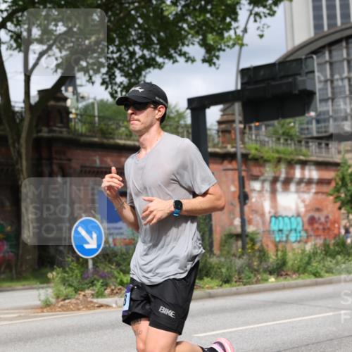 29.06.2025 - hella hamburg halbmarathon Yannick Fuchs http://msf.ph/oto/8174501 29.06.2025 10:26:12 20KM 3201, 7880, 9508, 10017, 10298, 10929, 11857, 12232, 12681, 13754, 14548, 15835, 16508, 19118 meine-sportfotos.de